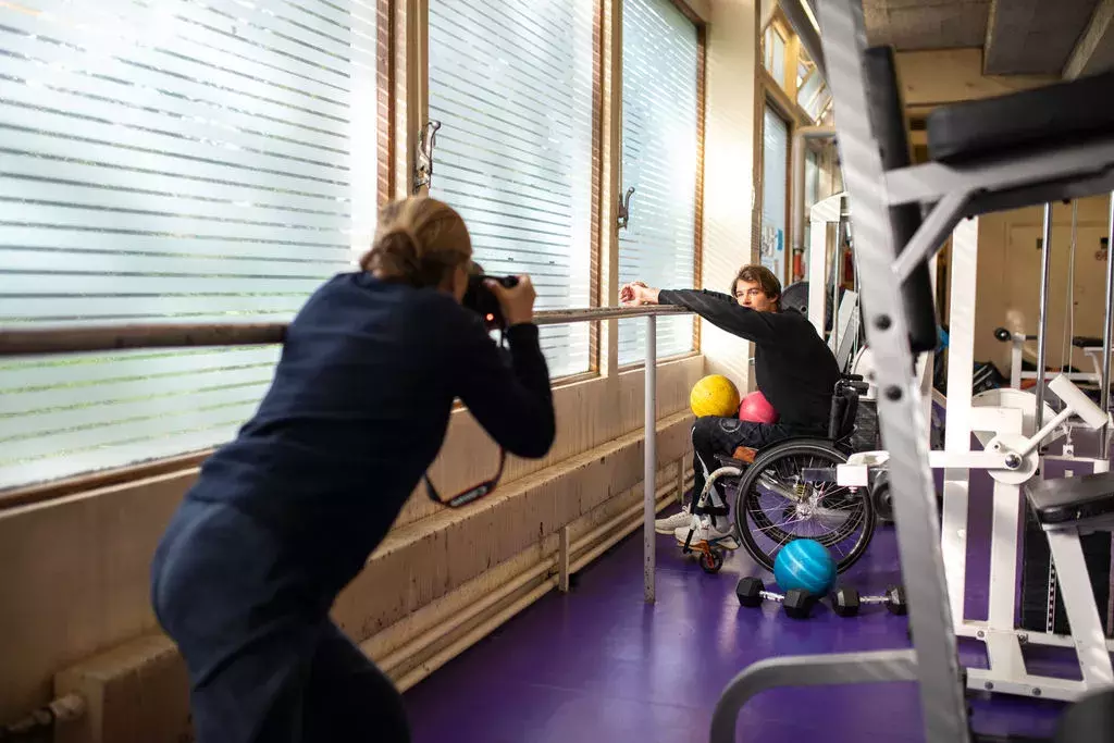 Sylvie Lancrenon et Axel sur le shooting © Ministères sociaux DICOM Emma Prosdocimi Sipa