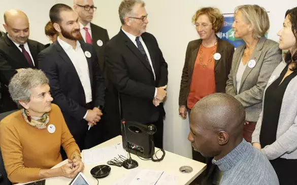 Muriel Pénicaud et Sophie Cluzel se sont fait présenter l’outil de Pôle Emploi qui permet d’échanger avec les personnes déficientes auditives. 